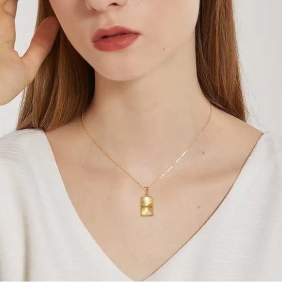 18K Gold Plated Textured Rectangular Pendant Necklace - Picture 3 of 9